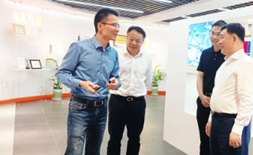 时任省人力社保厅党组书记、厅长吴伟斌莅临材华科技参观